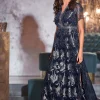 Abendkleid mit glänzender Blütenstickerei