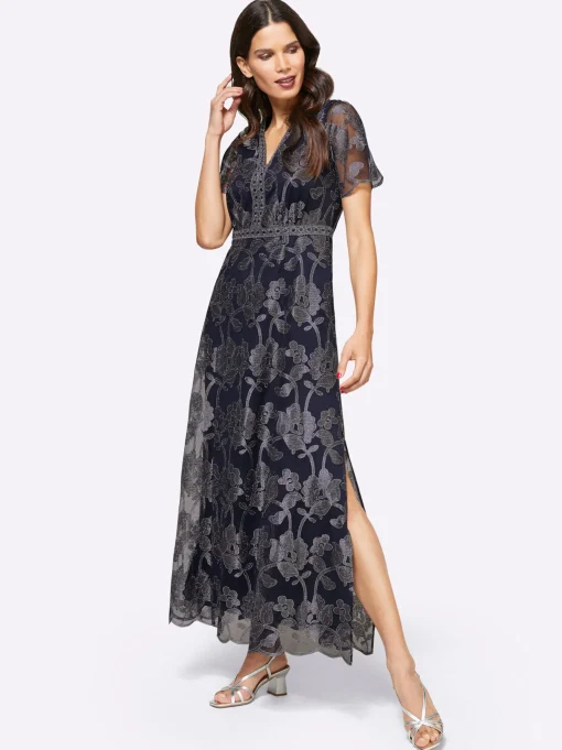 Abendkleid mit glänzender Blütenstickerei