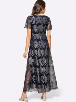 Abendkleid mit glänzender Blütenstickerei