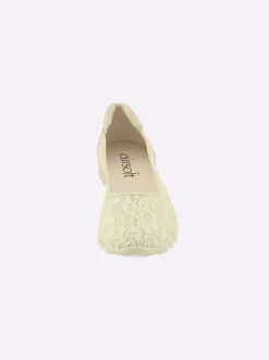 Ballerina in Spitzen-Optik