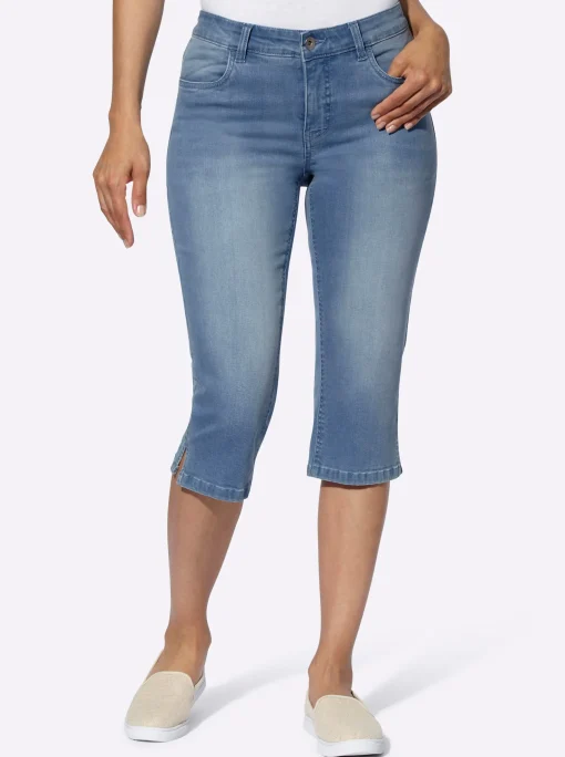 Caprijeans mit kurzen Fußschlitzen