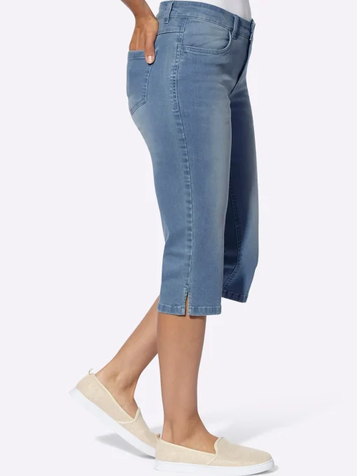 Caprijeans mit kurzen Fußschlitzen