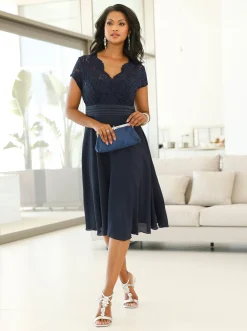 Cocktailkleid mit kunstvollem Spitzeneinsatz