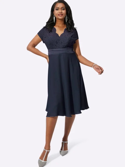 Cocktailkleid mit kunstvollem Spitzeneinsatz