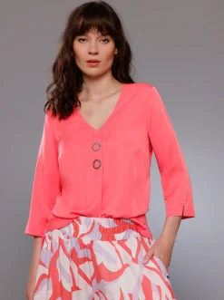 Druckbluse , am Saum hinten modisch länger