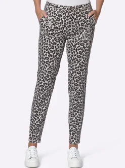 Druckhose mit Leomuster und Patches