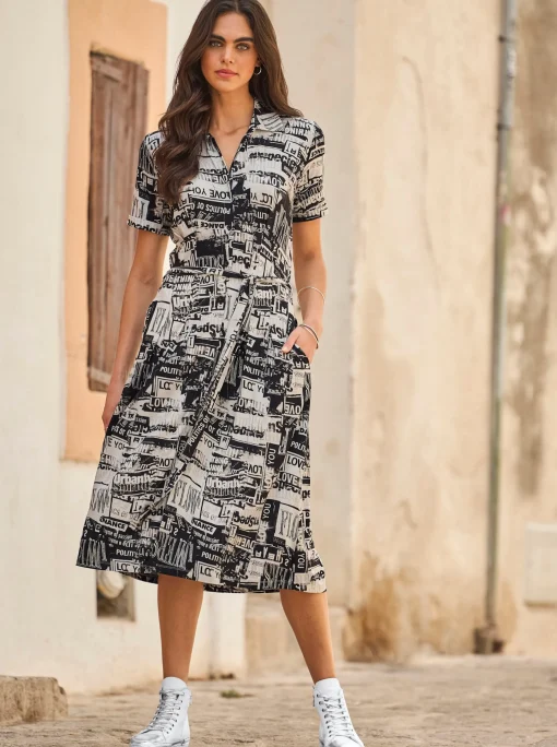 Druckkleid mit Bindegürtel