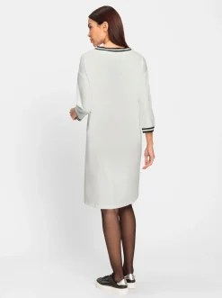 Freizeitkleid im Athleisure-Look