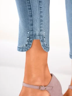 7/8-Jeans mit Glitzersteinchen an den Beinschlitzen