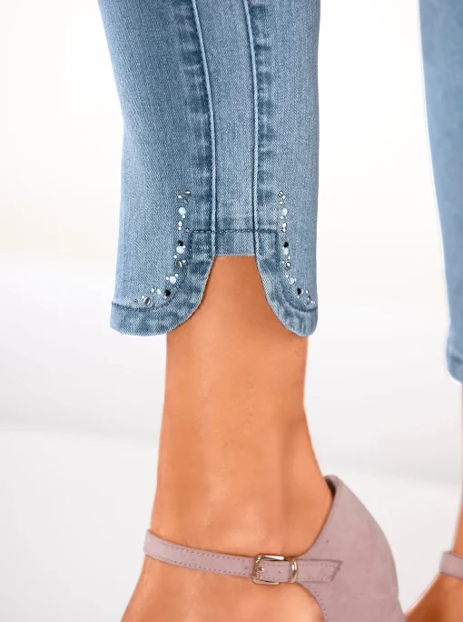 7/8-Jeans mit Glitzersteinchen an den Beinschlitzen