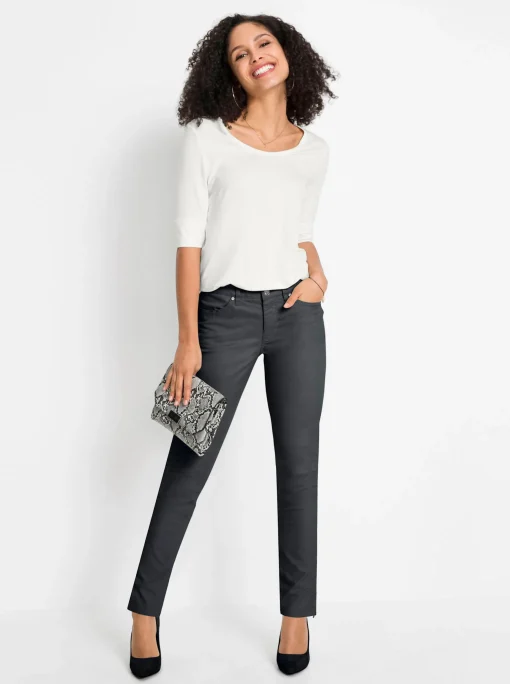 Jeans mit Reißverschluss am Bein