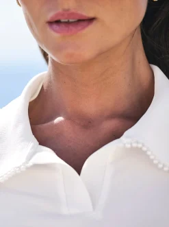 Kurzarmshirt mit Zierperlen am Polokragen