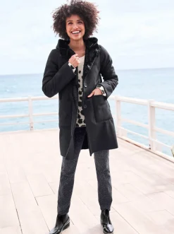 Röhrenjeans mit effektvollem Druck