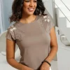 Rundhalsshirt mit Blüten-Applikation und Stickerei
