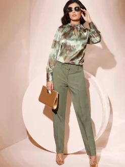 Satinbluse mit breiten Knopfmanschetten