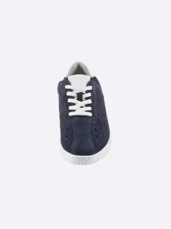 Sneaker mit Perforierung