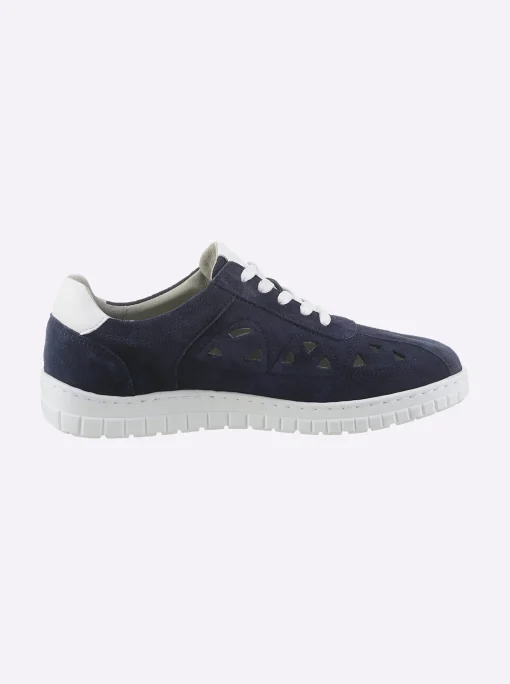 Sneaker mit Perforierung