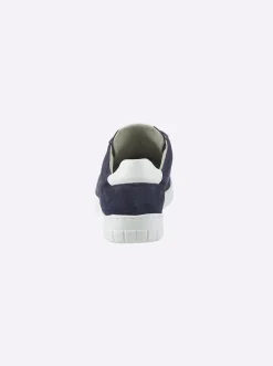 Sneaker mit Perforierung