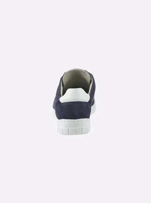 Sneaker mit Perforierung