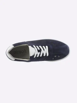 Sneaker mit Perforierung