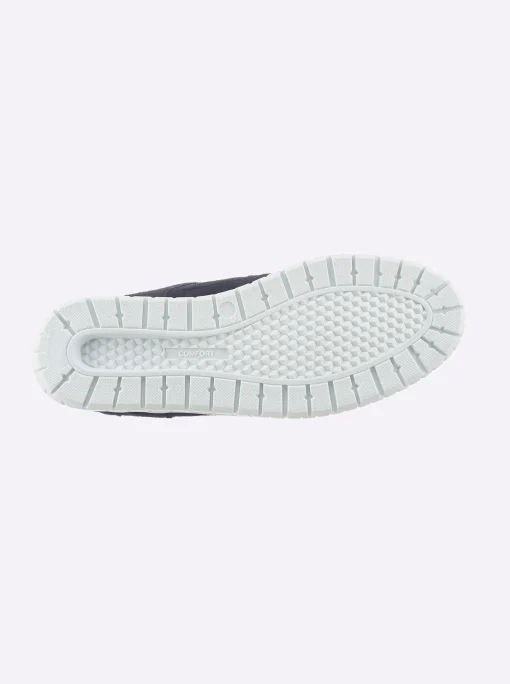 Sneaker mit Perforierung