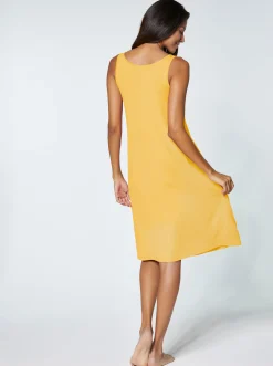 Sommerkleid mit Zierspange