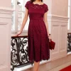 Spitzenkleid mit U-Boot-Ausschnitt, schwingend