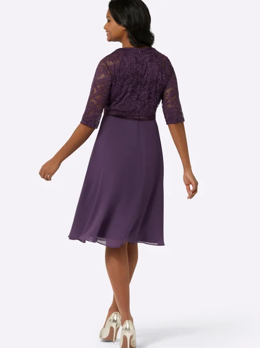 Spitzenkleid mit weitem Rockteil