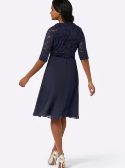 Spitzenkleid mit weitem Rockteil