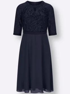 Spitzenkleid mit weitem Rockteil