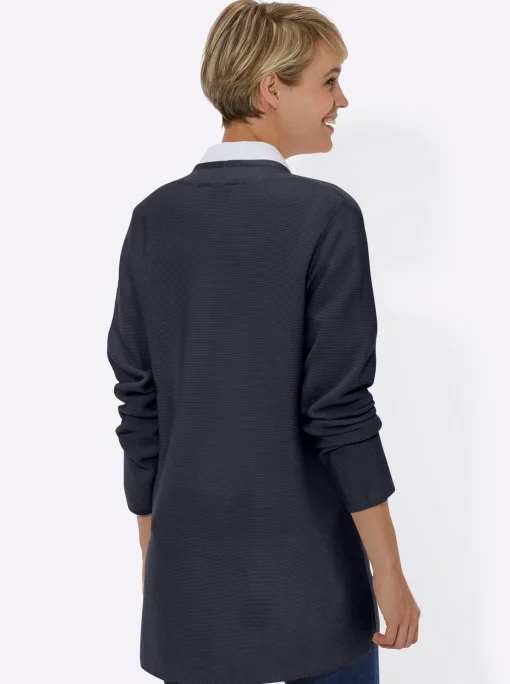 Strickjacke in modisch längerer Schnittform