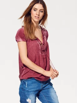 V-Shirt mit gesmoktem Ausschnitt