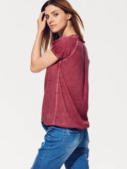V-Shirt mit gesmoktem Ausschnitt
